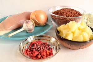Подготовим основные продукты: красный рис, филе куриной грудки, ананасы консервированные, ягоды годжи, лук и чеснок.