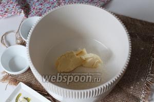 Тесто я замешиваю с помощью кухонного миксера, хотя можно, вполне, управляться и без него. В чашу миксера добавляем не сильно холодное сливочное масло и сахар. Взбиваем миксером до однородности. Масса немного побелеет и станет пышнее.