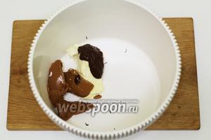 А пока приготовим вкусный крем. В чашу миксера помещаем мягкое сливочное масло, варёное сгущённое молоко, остывший растопленный шоколад. Взбиваем до пышного состояния.