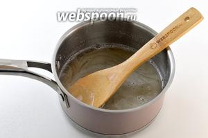 Быстрорастворимый желатин залить горячей (95-100°С) смесью воды и остального сиропа. Размешать до растворения желатина.