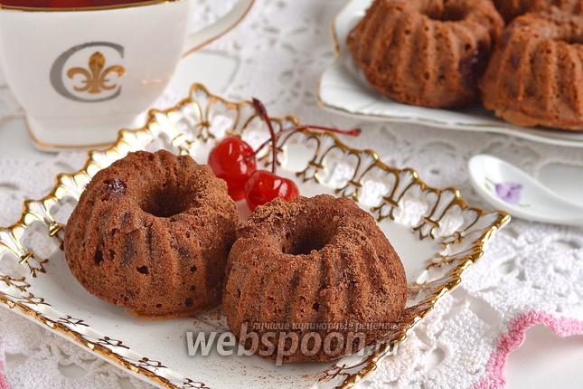 Фото Шоколадные маффины с консервированной вишней