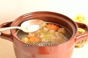Если будет немного пены, то её убираем. И вот теперь солим бульон по вкусу и добавляем специи. Варим суп минут 20 до готовности риса.
