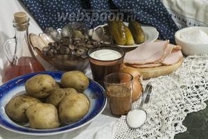 Картофель у нас отварен и остужен. Огурцы засолены в сезон, а маслята дождались своего часа в морозилке, чтобы стать засоленными. Горчица на рассоле также приготовлена заблаговременно. Ветчина куплена в супермаркете, потому что наше натуральное хозяйство испытывает дефицит свободных человекочасов, чтобы быть полностью автономным. Не имея крепостных и вольнонаёмных колбасников, мы пока отдаём изготовление некоторых продуктов на аутсорсинг.