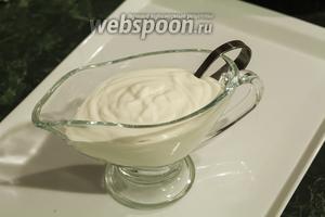Выкладываем в соусник с сахаром, солью и горчицей густую сметану (мы предпочитаем использовать продукт из натурального козьего молока, но подойдёт и жирная сметана из коровьего).