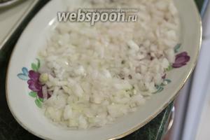 Выкладываем его в сервировочное блюдо, распределяя по всей поверхности.