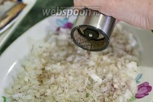 Перчим, солим первый слой шубы.