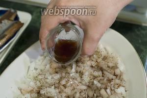 Заливаем лук винным уксусом и растительным маслом, слегка трамбуем ложкой (для лучшего маринования).
