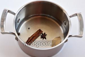 Соединить воду, корицу, бадьян, лавровый лист, перцы горошком. На медленном огне довести до кипения.