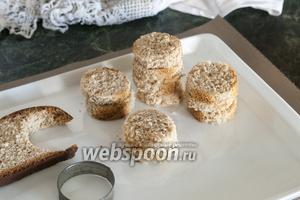 Нам нужно отрезать 6 кусков цельнозернового хлеба. Круглой высечкой для печенья сделаем по 2 одинаковых кружка из каждого куска хлеба, не затрагивая корок.
