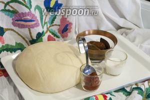 Наше тесто и вяленые помидоры готовы. Их нужно только оформить соответствующим образом, чтобы вышли интересные булки с томатным привкусом.
