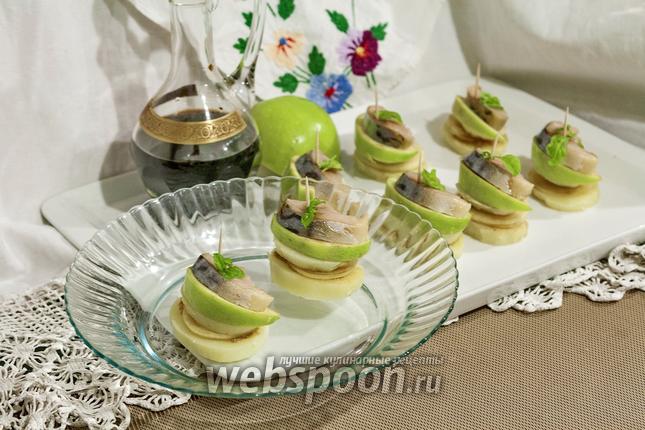 Фото Канапе с провесной скумбрией и яблоком