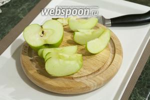 1/2 сочного зелёного яблока очищаем от серединки и нарезаем на 8 сегментов (полезно обработать срезы лимонным соком, чтобы яблоко не темнело).