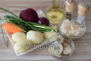 Для приготовления салата возьмите картофель (2-3 штуки), морковь (1-2 штуки), свёклу, лук красный, грибы солёные, укроп, лук зелёный, капусту квашеную (100-150 г), масло растительное, соль, перец.