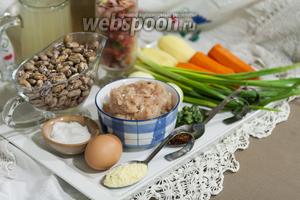 У нас уже подготовлен куриный фарш, сварен бульон, и фасоль была замоченной на протяжении 12 часов. Поэтому cуп с фрикадельками и фасолью приготовится быстро.