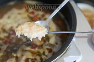 Двумя маленькими ложками с длинными ручками формуем фрикадельки, смачивая их каждый раз в горячем супе.