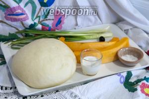 Тесто мы приготовили раньше. Возьмём 1/2 веса от указанного в рецепте Дрожжевое тесто на гусиных яйцах . Или увеличим количество начинки вдвое и испечём не 2, а 4 кулебяки.