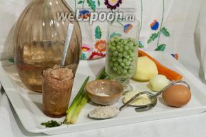 Куриный фарш без кожи у нас готов. Для супа с фрикадельками нам понадобится немного овощей, яйцо и специи. Вместо воды можно использовать куриный бульон.