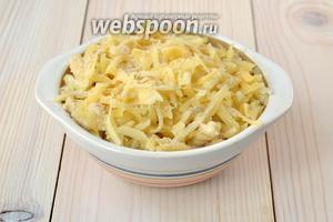 Уложите макароны в форму, посыпьте сыром и панировочными сухарями. На этом этапе мак энд чиз можно заморозить. Я разложила в 4 формы: 1 приготовила на обед, а 3 отправила в морозильник.