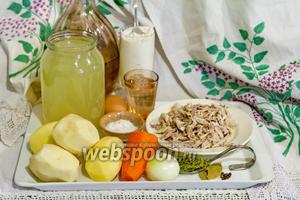 Бульон с курятиной без кожи готов. Отварное мясо снято с косточек и разделено на кусочки. Овощи вымыты и почищены. Это означает, что наш суп мы приготовим меньше,чем за 1 час — это займёт около 55 минут.