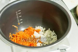 Чтобы спассеровать на рафинированном подсолнечном масле лук и морковь, включаем мультмварку (у нас Bork, с чашей на 2,4 л) в режим «Жарка» на 5 минут.