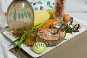 Фарш из курицы без кожи сделан на средней решётке электромясорубки. Овощи очищены и вымыты. Поэтому мы можем приступать к приготовлению супа картофельного с фрикадельками при помощи мультиварки.
