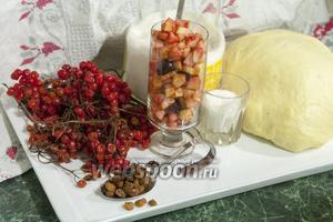 Мы уже приготовили сладкое дрожжевое тесто на гусиных яйцах (в хлебопечке) и собрали подмороженные ягоды калины, поэтому через 2 часа можно организовывать чаепитие с ароматным пирогом, собравшись за семейным столом вокруг уютного самовара, ну, или нескольких огромных чайников, чтобы насладиться всем сполна, в кустодиевсой манере.