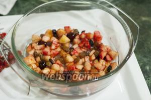 Яблоки очищены от кожицы и семян, порезаны на кубики и смешаны с замороженной вишней и промытым изюмом без хвостиков.
