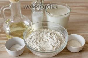 Для приготовления оладьев возьмите кефир, муку, сахар, соль, соду и растительное масло для жарки.