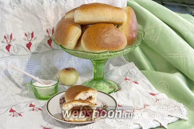 Фото Пирожки духовые с консервированной вишней и яблоками