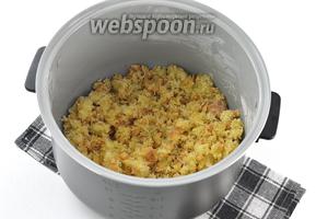 Измельчить корж руками или можно измельчить с помощью кухонного комбайна (насадка — металлический нож).