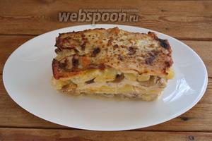 Разогрейте духовку до 200°С. Запекайте мясной тортик в духовке около 30-40 минут. Поверхность торта станет румяной. Во время запекания образовуется мясной сок. Торт к стенкам формы не прилипнет, но если форма разъёмная, побеспокойтесь, чтоб сок не вытек из формы. Подставьте под форму поднос или противень, чтоб не залить духовку. Вот готовый торт. Подаём его к столу горячим.