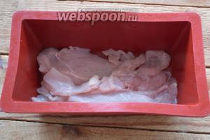 Я делаю торт в прямоугольной форме, но можно взять даже разёмную и сделать торт круглой формы. В форму уложите пластины куриного филе в 1 слой так, чтоб они покрыли дно формы.