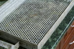 Для сушки пастилы мы будем использовать перфорированную металлическую ёмкость с высокими бортиками. Она не войдёт в духовку, но мы будем сушить свой десерт в сауне (с температурой в диапазоне 60-100°С).
