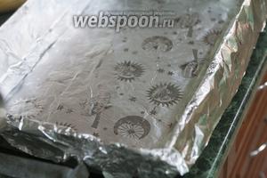 Выстилаем перфорированный поддон фольгой с многочисленными дырочками, сделанными при помощи цыганской иглы.