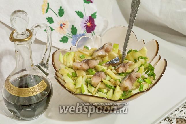 Фото Салат с провесной скумбрией, картофелем и зелёным яблоком