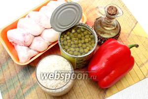 Для приготовления возьмите куриные крылья, масло растительное, воду, рис, соль и специи, горошек, перец сладкий.