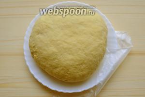 Герметично заворачиваю тесто в целлофановый пакет и оставляю на столе где-то на 30 минут, накрыв сверху глубокой тарелкой. Тесто постоит, ему нужно созреть, всё в нём соединится воедино, тогда оно получится эластичным, упругим и не мягким. Через 0,5 часа оно станет немного мягче и будет отличное тесто.