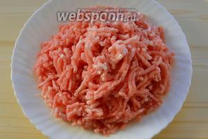 Настало время приготовить фарш: перекручиваем в мясорубке говядину, свинину (я всегда беру шейную часть, она более мягкая и достаточно жирная — то, что нам и нужно), луковицу. Если любите с чесноком, можно и его добавить.