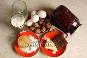 Торт съедается легко! А как иначе. В нём, кроме вишни, есть грецкие орехи, шоколад, мёд, алкоголь, яйца. Кто же поспорит против такого набора.