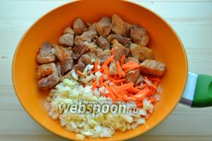 Добавляем в сковороду с мясом порезанные морковь и лук, обжариваем где-то минут 5, затем добавляем порезанные мелко помидорки, обжариваем ещё минут 5. С помидор нужно предварительно снять кожицу, положив их в кипяток на несколько минут.