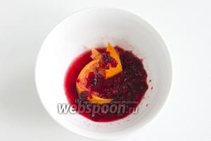 Ягоды брусники необходимо размять вместе с дольками апельсина. Это можно сделать непосредственно в заварочном чайнике или в отдельной миске.