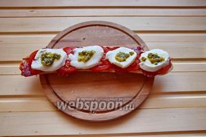 И сверху, на каждый кусочек Моцареллы, положим по 1 чайной ложке соуса Песто. Рецепт соуса есть на сайте, но могу поделиться своим способом. Я измельчаю в блендере горсть жареного миндаля, добавляю зубчик чеснока, несколько веточек базилика, Пармезан и оливковое масло. Консистенцию люблю крупно-измельчённую! Она богаче, на мой взгляд!