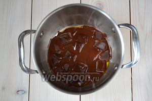 Растопите шоколад на водяной бане или в кастрюле с толстым дном при минимальном нагреве. Добавьте оливковое масло и тщательно перемешайте.