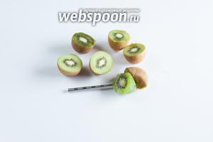 3-4 киви (они бывают разного размера) режем на половины и выковыриваем из кожицы чайной ложкой (я люблю этот способ больше, чем чистку кожицы киви ножом, и использую во всех случаях, когда конфигурация кусков роли не играет.
