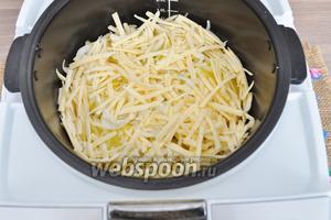 Выложить нарезанный кольцами лук (это по желанию, я лук люблю и добавляю его много. Если вам лук не по душе, то не кладите его.) Закрыть сверху тёртым сыром.