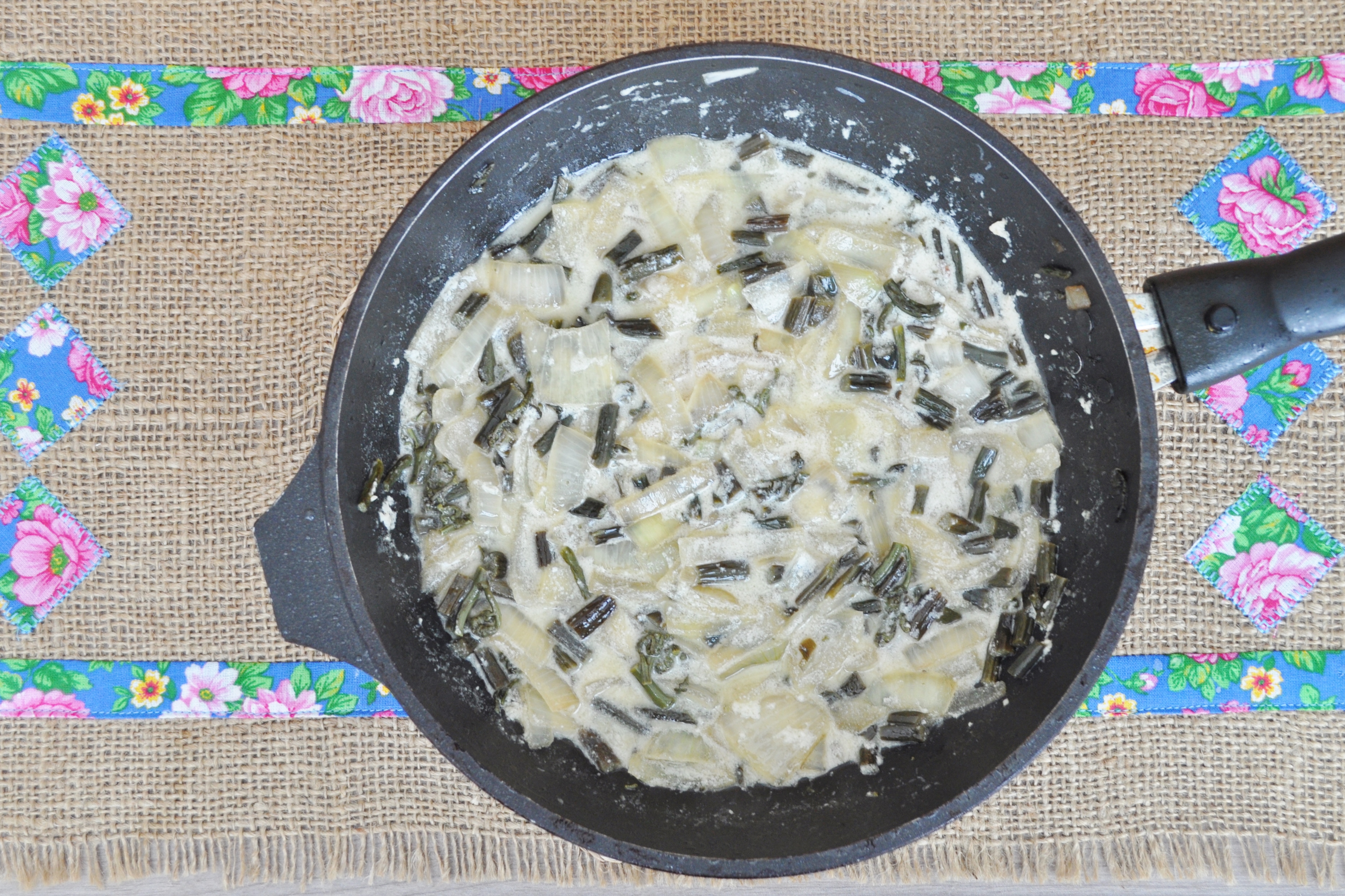 Потушить 4 минуты под крышкой, добавить молотый чёрный перец по вкусу. Папоротник для запеканки готов.