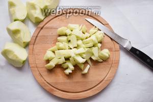 Очистить яблоки, вырезать сердцевину и нарезать кубиками. Потушить яблоки с 2 столовыми ложками воды до мягкости. Для яркости вкуса можно добавить ванилин.