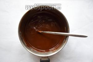 Сливочное масло и шоколад растопить на водяной бане или в микроволновке до однородности. Дать чуть остыть.