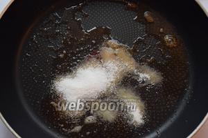 В сковороде распустим сахар и сливочное масло до тех пор, пока сахар не расплавится. Я отвлеклась, передержала, поэтому карамель в дальнейшем чуть горчила, но не скажу, что это плохо отразилось на вкусе.:)