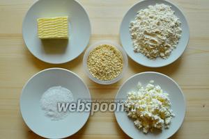 Приготовим для теста мягкий творог, не очень жирный, муку, масло и соль. Возьмём ещё яйцо для смазки и кунжут для посыпки.